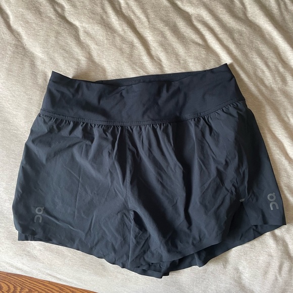On Cloud running shorts - Picture 2 of 4